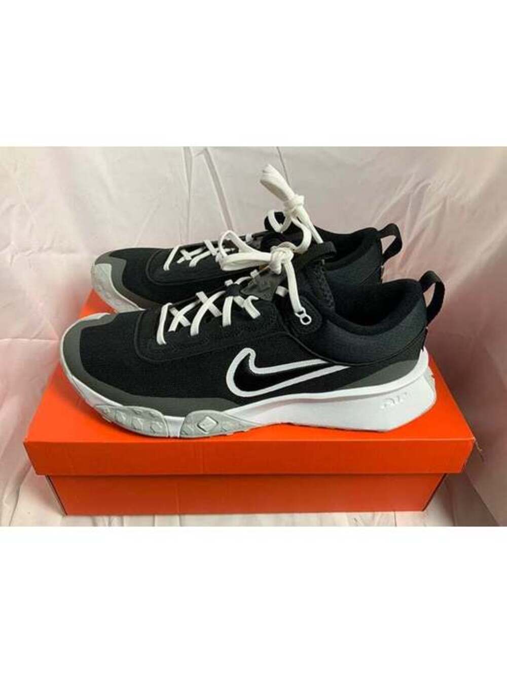 Nike Diamond Varsity Trainer Turf Size 10